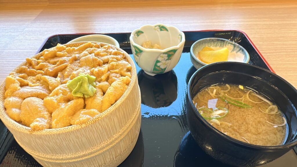 積丹・島武意海岸のお店でのうに丼