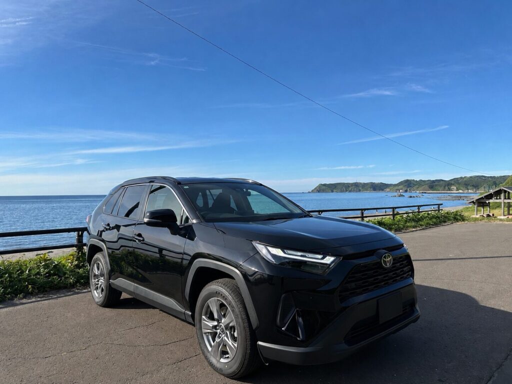 神威岬の青い海と黒いRAV4 HV