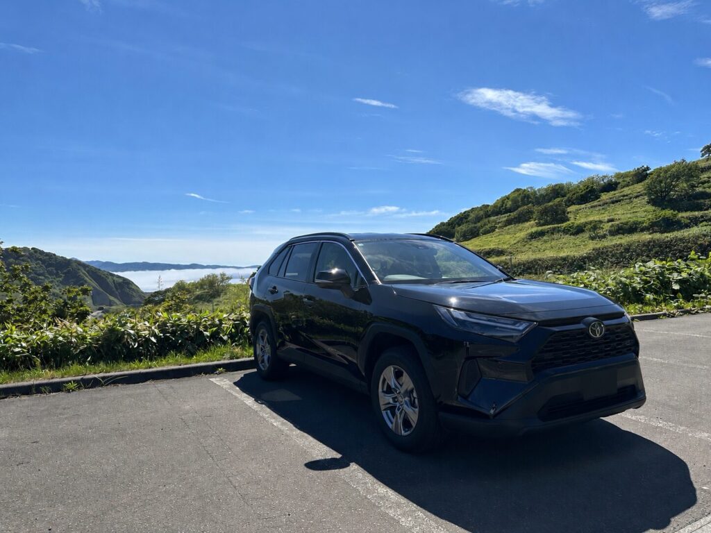 積丹岬での雲海をバックに黒いRAV4