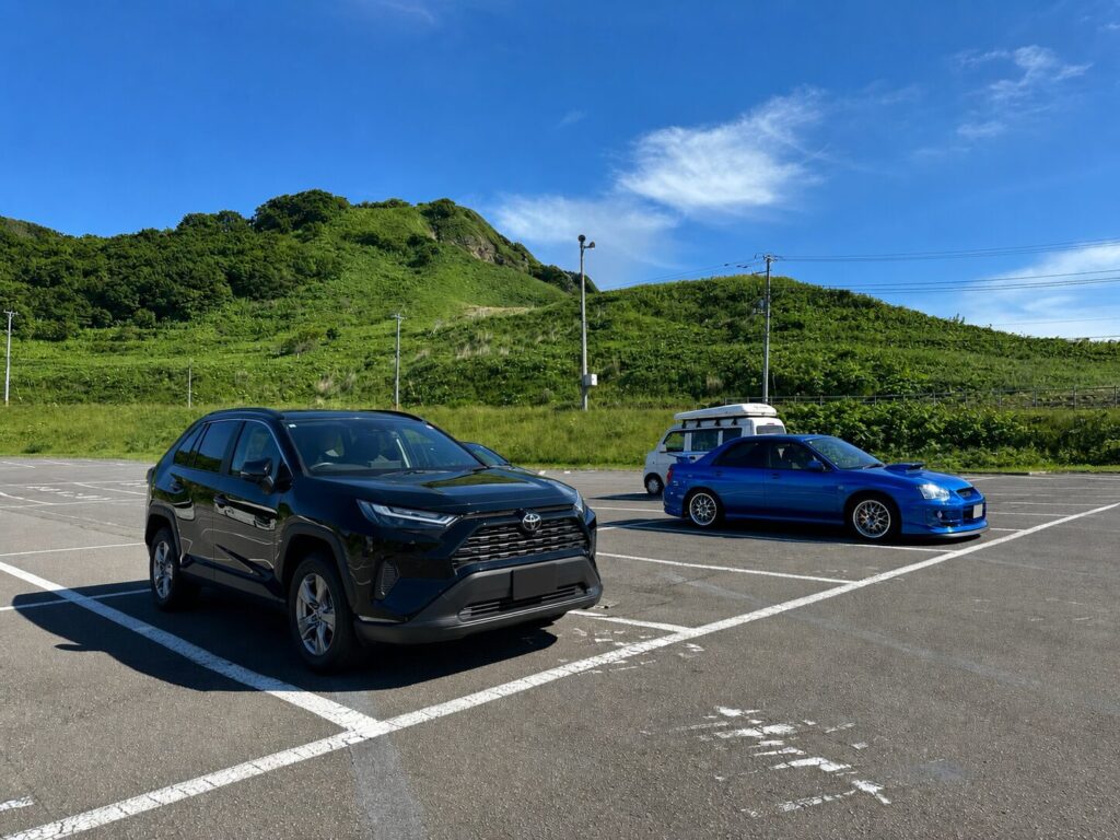 神威岬最寄りの駐車場に停めたRAV4